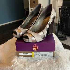 Fergie taupe metallic and suede platform peep toe high heels size 9.5